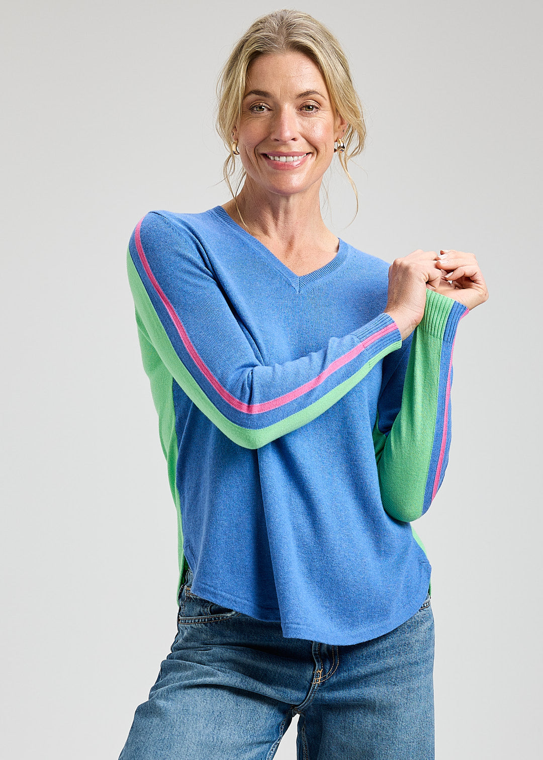 Rounded Bottom V-Neck Sweater – docksquareclothiers